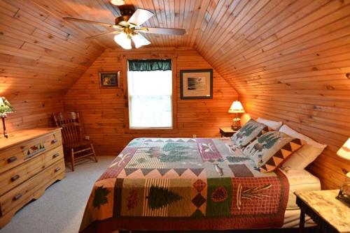 Bear Cub Upstairs Bedroom